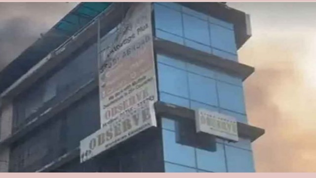 ঢাকার ধানমন্ডিতে বহুতল ভবনে আগুন